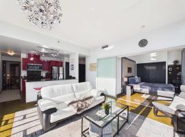 Modern Beltline Escape Sky-High Views DT Views, casa r&uacute;stica em Calgary