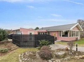 Relaxing Holiday Home Close To The Sea