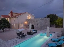 Holiday Home Luxuriöse Villa mit Pool- großem mediterranen Garten und Kinderspielplatz- by Interhome