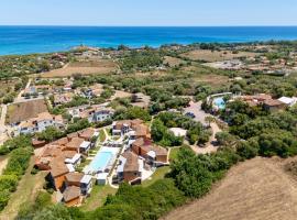 Hotel with swimming pool in Bari Sardo, hôtel à Bari Sardo
