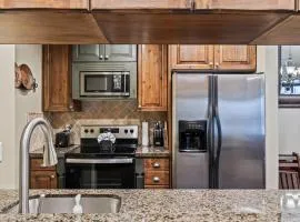 Canyons Retreat, Alpine Charm, Shared Hot Tub Pool, Sleeps 10, Cozy Fireplace, Gourmet Dining Steps Away