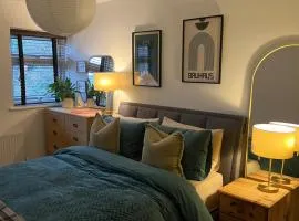 Wallington Green room for professionals, near station, 30 min to London Bridge, 27 min to LDN Victoria