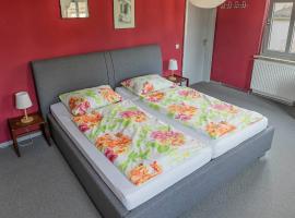 Gemütliches Haus inmitten schöner Natur mit Garten & Parkplatz, Hotel in Obernhof