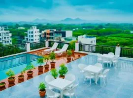 The De Glance in Udaipur by NAINA STAYCATION - Rooftop swimming pool ! prime location ! most awarded ! big parking !
