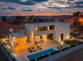 Holiday Home Villa in Strandnähe- Pool- Kinderspielplatz by Interhome