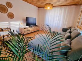 Tatta's Bijou ground floor apartment, Hotel in Degen