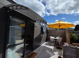 Puriri Tiny Home، فندق في أوريوا