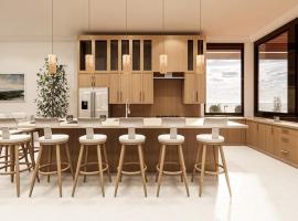 RISING TIDES-Ultra-Luxe NEW Villa on TarBay, Oceanfront with Pool, hotel en George Town