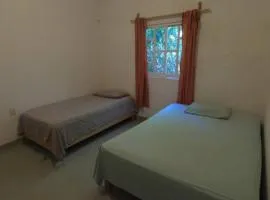 HABITACION PRIVADA CON AC, WiFi, TV, COCINA, BAÑO Y ESTACIONAMIENTO