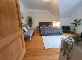 Wanderlust Family Suite - Self Check-In, near Ski Area