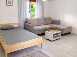 Cantinho do Moinho, Cozy Room just 15 minutes from the beach, hotel di Corroios