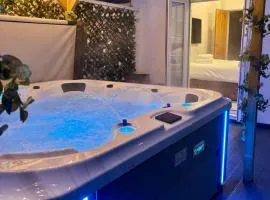 Lethbridge Villa 49 3-bedroom Apartment with private HOT TUB,Fibre WiFi, free parking, sleeps 6