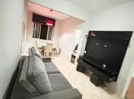 Apto 2 quartos, 5 minutos da Praia, No coração de Copacabana, acomoda 5 pessoas