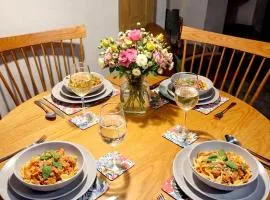 2 Bed - Work - Holiday - Pets Welcome - Parking