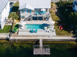 Waterfront Florida Escape with Pool and Private Dock!, hotel v destinaci Hernando Beach