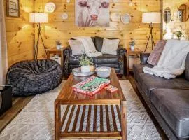 Family Friendly Cabin in Sevierville - Sleeps 10, Hot Tub, Foosball & Arcade Games, Pets Welcome, 2 Minutes to DOLLYWOOD