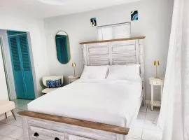 Mirror You Suite - Serene Super Studio with Porch