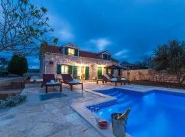 Holiday Home Lipa mit Schwimmbad by Interhome