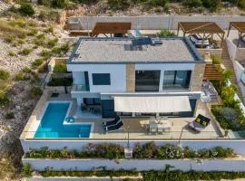Holiday Home Gemütliches Ferienhaus in Vinišće mit Privatem Pool und Meerblick by Interhome