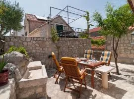 Apartment Große Ferienwohnung in Omiš mit Privatem Balkon by Interhome