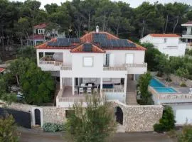 Apartment mit beheiztem Außenpool by Interhome