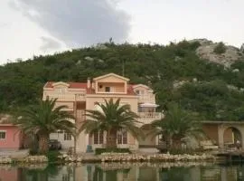 Apartment Ferien apart- für 8 by Interhome