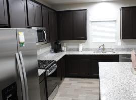 Modern Desert Retreat with and Mountain View, hotel em Marana