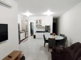 Casa confortável com 2 quartos, ar condicionado, à 600m do mar