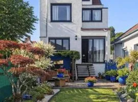 Spacious Villa in Dilbeek with Private Garden, Ideal for Families & Business