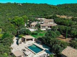 Stunning Stone House With Pool Near Gordes, hotel i Gordes