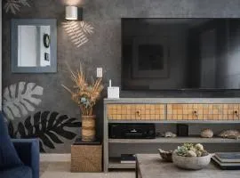 Hillsize Oceanview Apartment with King Bed