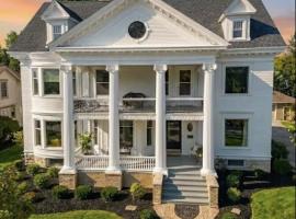 Gorgeous Historical Mansion on the Lake Front, hotel u gradu Rasin