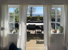 Thatched Wooden House With Sea View, hotel din Haderslev