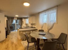 Cozy fully-furnished appartement in St-Rose Laval, hotel di Laval