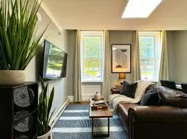 The Grayson at Park Place- cozy and fully updated with King bed free coffee and fast WIFI