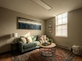 The Terrace at Park Place 2nd floor walk up -cozy 2 bedroom fast WiFi free coffee