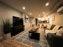 Boardwalk- large modern unit with King bed fast WIFI free coffee and easy parking