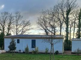 Chalet Confortable avec Clim et Parc / 2 Chambres - FR-1-783-50, hotel din Marzan