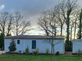 Chalet Confortable avec Clim et Parc / 2 Chambres - FR-1-783-50