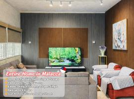 A Classic Heritage Mansion in the Heart of Melaka, Max 12 Pax, Park 6 Cars, Walk to Local Nyonya Restaurants & Tourist Site, COMFY HILL 2, hotel v destinaci Melaka