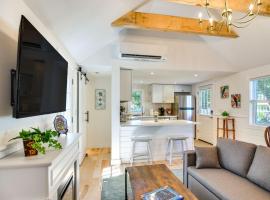 Walkable Osterville Gem with Patio and Yard, hotel i Barnstable
