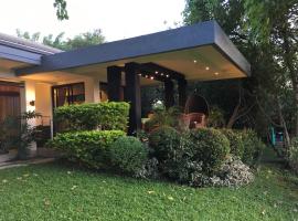 Modern Room with beautiful pool, feriebolig i Bagac