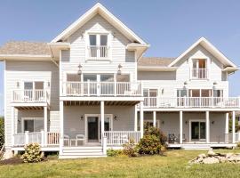 5BR 5BA Beachside Newport Home Steps to Beach!, hotel i Middletown