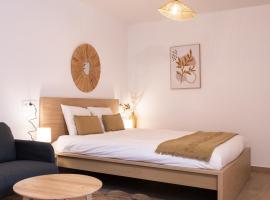 Studio chic proche aéroport et centre-ville، فندق في شارلوروا