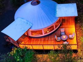 Modern Luxury Yurt with Firepit Table & Skylit Dome near Carson, Washington, хотел в Carson