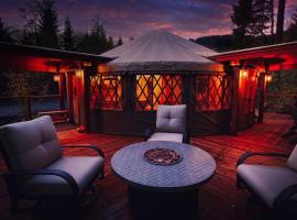 Luxurious Creekside Yurt with Stargazing Dome & Firepit near Carson, Washington, glamping i Carson