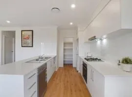 Maraylya Cheerful 4Br House