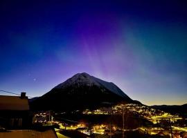 Hyggelig og velutstyrt leilighet i Lom sentrum, хотел в Лом