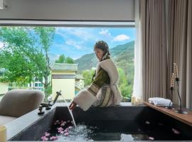 Enjoy Pleasant Hotel 九寨沟龙康桐画店, hotel din Jiuzhaigou
