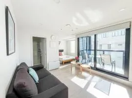 Modern Studio Near Sky Tower w Pool Gym & Balcony